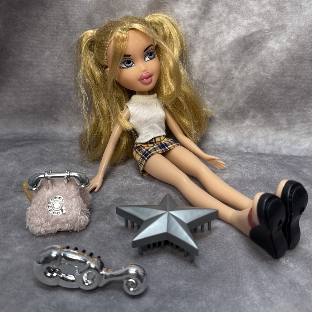 Vintage Bratz Chloe RARE Doll 2001 with Pink Fuzzy Y2K Phone & 2 Silver Brushes - Picture 1 of 16